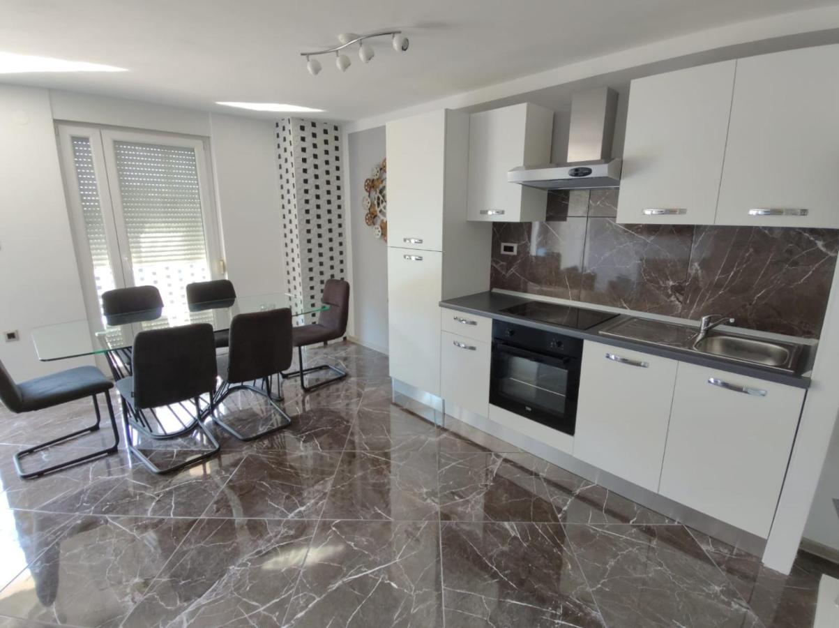 Modern Apartment Ana Rovigno Esterno foto
